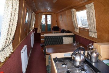 Mary-Galley Mary号の船内 対面で座れるテーブルが良さげ